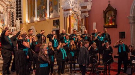 Ob gospel ritmih in s solistom Anžetom Skokom